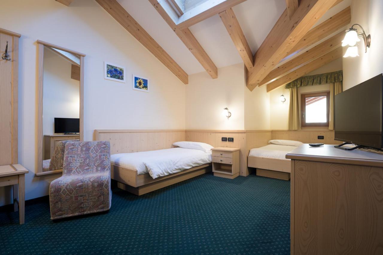 Hotel Crepei Pozza di Fassa Luaran gambar