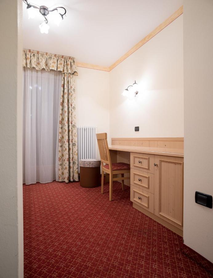Hotel Crepei Pozza di Fassa Luaran gambar
