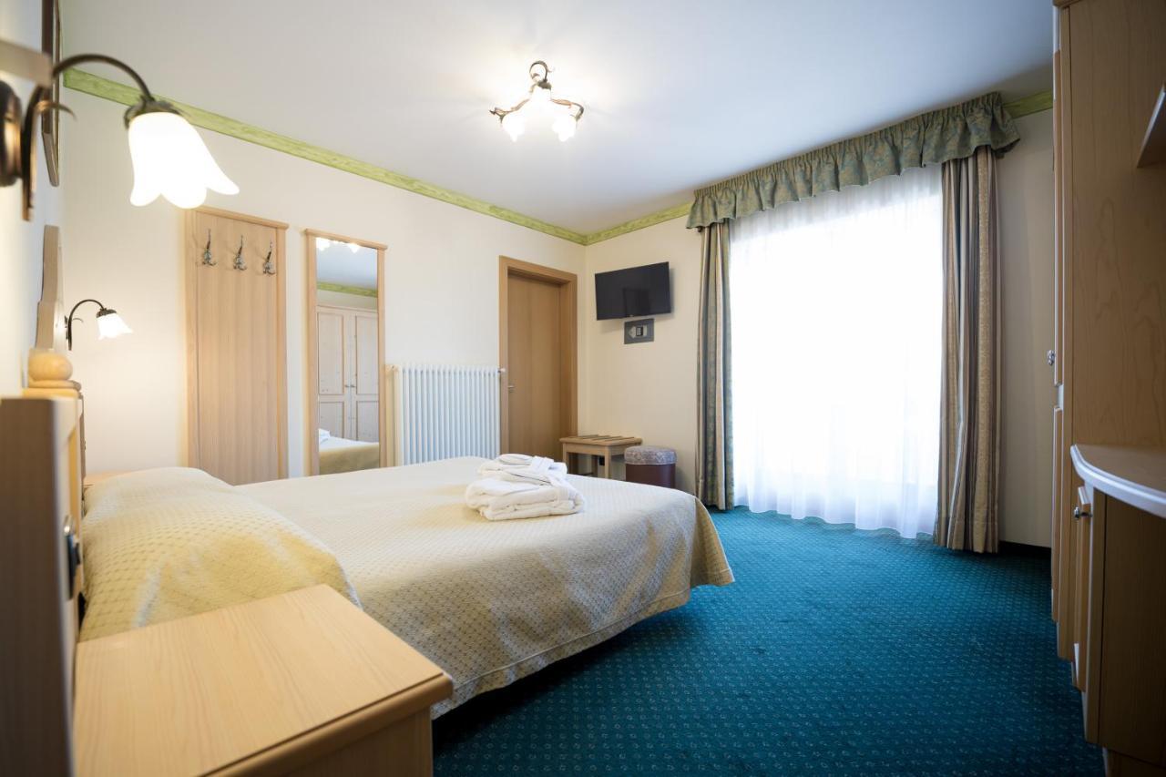 Hotel Crepei Pozza di Fassa Luaran gambar