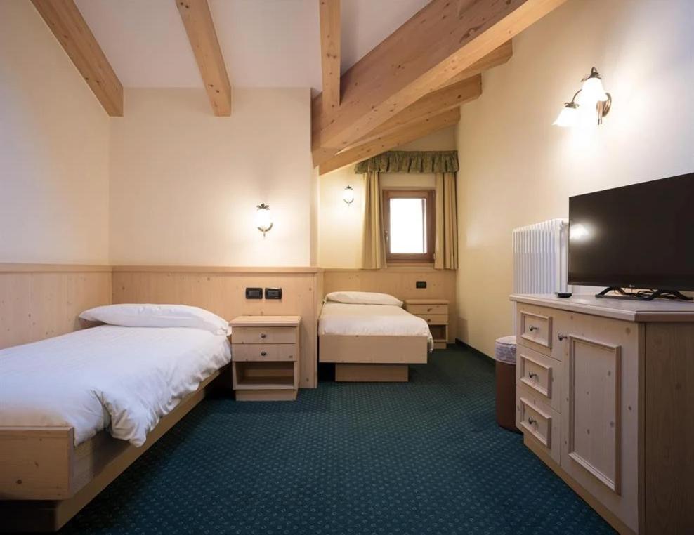 Hotel Crepei Pozza di Fassa Luaran gambar