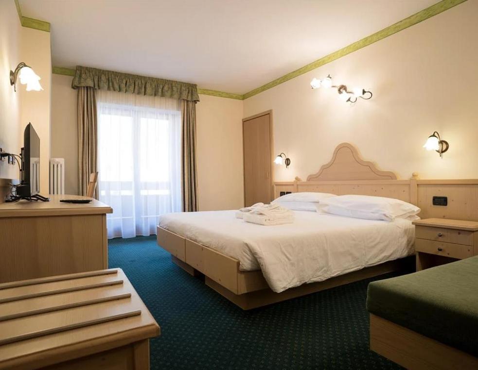 Hotel Crepei Pozza di Fassa Luaran gambar
